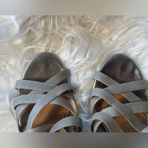 Tahari elastic strapped beige high heels size 8 - Picture 6 of 6